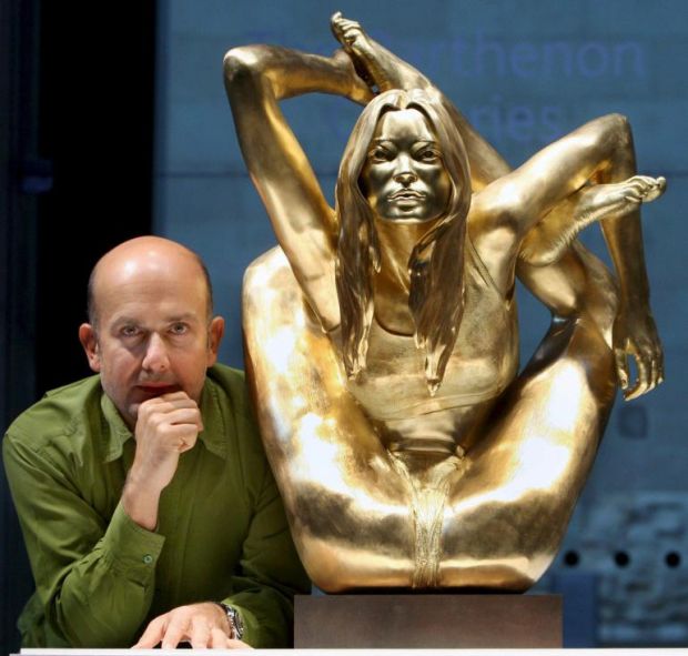 La statua in oro di Kate Moss