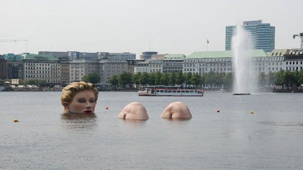 La più grande scultura di donna nell'acqua