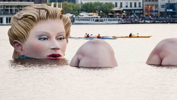 La più grande scultura di donna nell'acqua