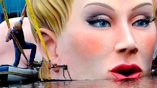 La più grande scultura di donna nell'acqua