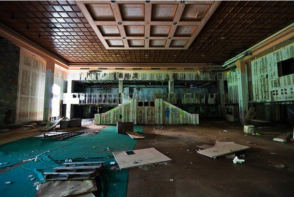 Dirty Dancing, abbandonato l'hotel del film (foto sala da ballo) Dirty Dancing, abbandonato l'hotel del film (foto sala da ballo)