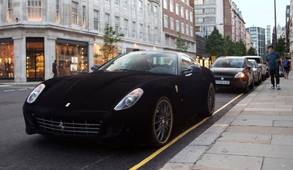 ferrari ricoperta di velluto a londra