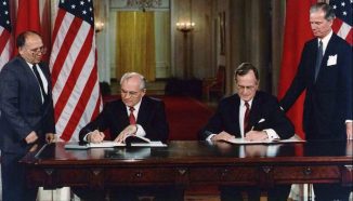 George H.W. Bush e Mikhail Gorbaciov firmano il patto